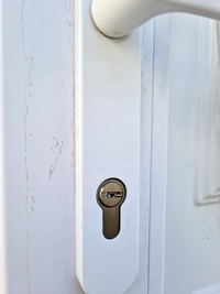 Műanyag ajtóba beletört a kulcs